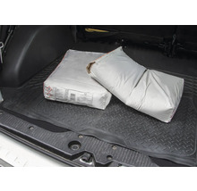 Zwei Säcke Zement im Kofferraum eines Autos.