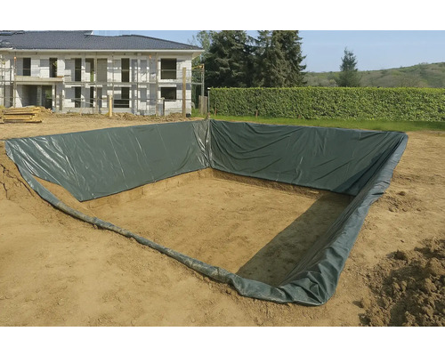 Excavation pour un bassin bordée d'une bâche de bassin