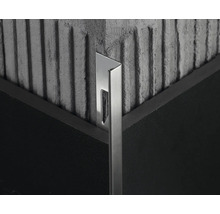 Vue d'angle d'un profilé de carreau en acier inoxydable