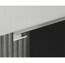 Fliesenprofil aus Metall an Wand und Fliese