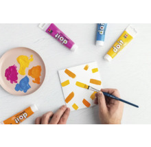 Scène avec des tubes de peinture, un pinceau et une toile peinte pour le bricolage