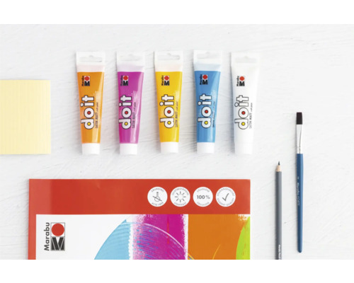 Verschiedene Tuben Farbe, Malblock, Pinsel und Bleistift für künstlerische Projekte