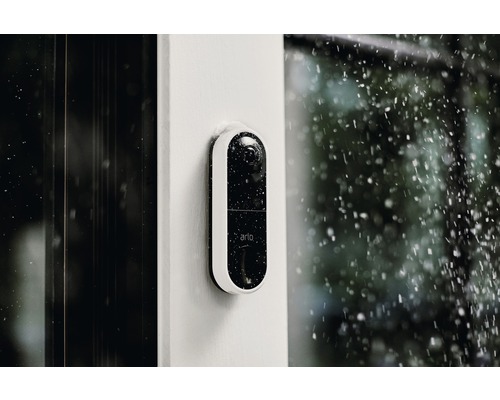 Arlo Logo an einer Türklingel bei Regen