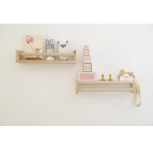 Étagères murales avec décorations et jouets pour enfants