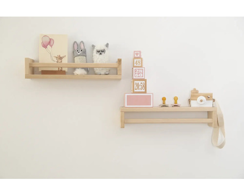 Étagères murales avec décorations et jouets pour enfants