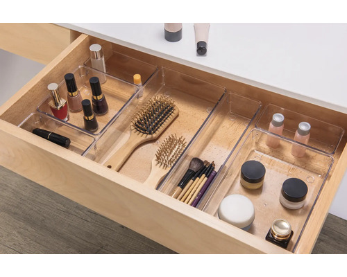 Tiroir avec boîtes de rangement transparentes et produits cosmétiques pour le rangement