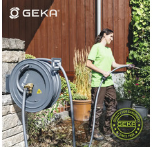 Boîtier de tuyau Geka avec tuyau d'arrosage en cours d'utilisation dans le jardin