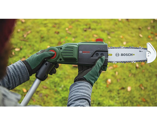 Une personne tient une tronçonneuse à batterie UniversalChainPole 18 de Bosch dans sa main.