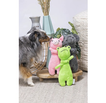 Szene mit Hund und Stofftieren: Frosch, Schwein und Koala auf einem Holztisch.