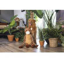 Scène avec des peluches, des plantes en pot et un chien