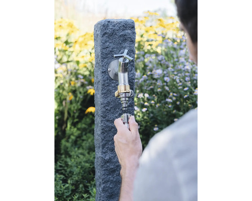 Gartenzapfstelle mit Wasserhahn und Schlauchanschluss wird montiert.