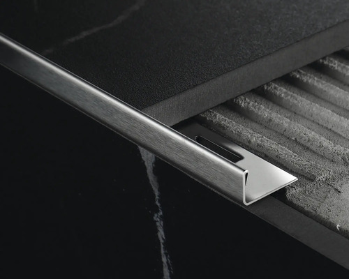 Fliesenschiene aus Metall zwischen zwei Fliesen
