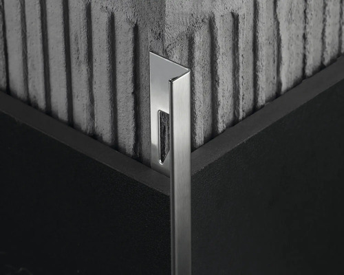Detailaufnahme einer Fliesenschiene aus Metall an einer Ecke