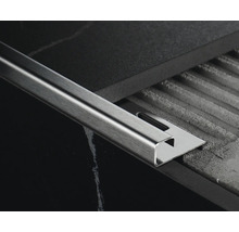 Fliesenschiene aus Metall zwischen zwei Fliesen