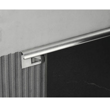 Fliesenprofil aus Metall an Wand und Fliesen