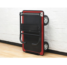 Zusammengeklappter Transportroller an einer Wand lehnend