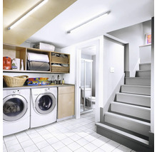 Buanderie avec lave-linge, sèche-linge, étagères et escalier