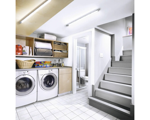 Buanderie avec lave-linge, sèche-linge, étagères et escalier