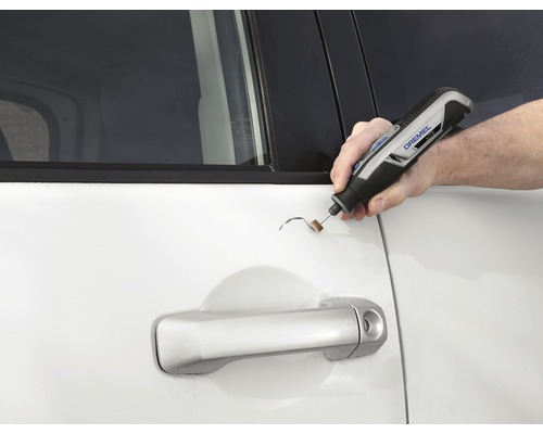 Outil multifonction Dremel utilisé pour éliminer les rayures sur une voiture