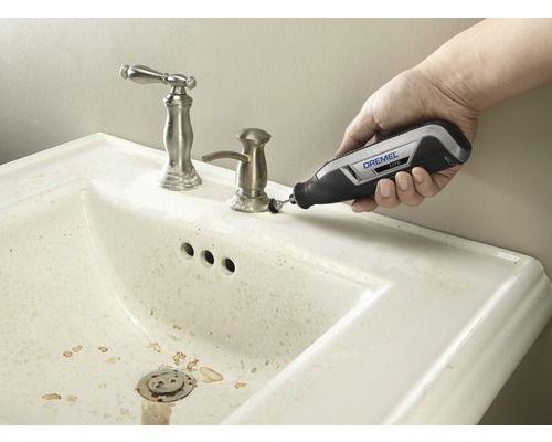 Logo Dremel lors du nettoyage d''un lavabo avec un outil multifonction Dremel Lite.