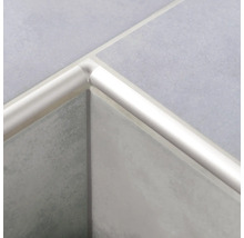 Gros plan sur un coin de carrelage avec un profilé de carrelage