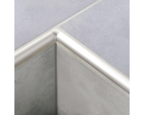 Gros plan sur un coin de carrelage avec un profilé de carrelage