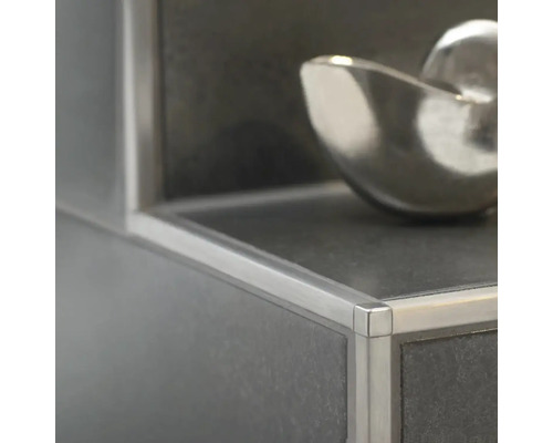 Detailaufnahme einer Fliesenbordüre mit quadratischem Profil