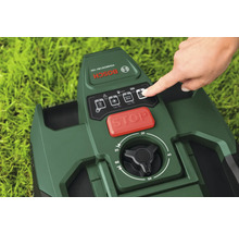 Panneau de commande d'un robot tondeuse Bosch avec une main appuyant sur le bouton de démarrage