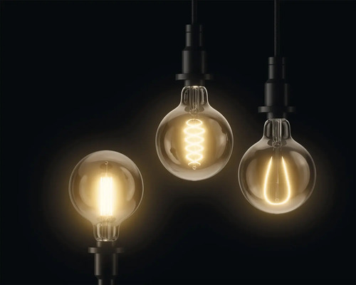 Trois ampoules avec différents filaments lumineux suspendues au plafond