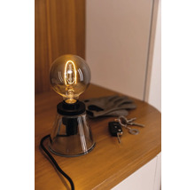 Lampe décorative avec ampoule sur une table de chevet