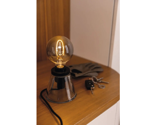Lampe décorative avec ampoule sur une table de chevet