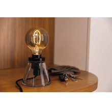 Lampe de table décorative avec ampoule apparente sur une table