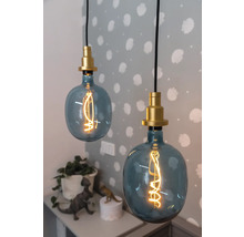 Zwei blaue Pendelleuchten mit goldenen Fassungen