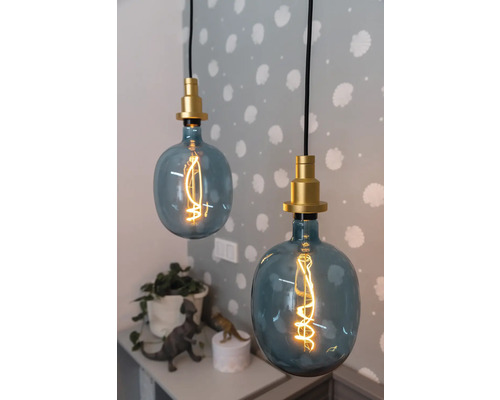 Zwei blaue Pendelleuchten mit goldenen Fassungen