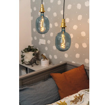 Zwei Glühlampen in einem Kinderzimmer mit Dinosaurierthema.