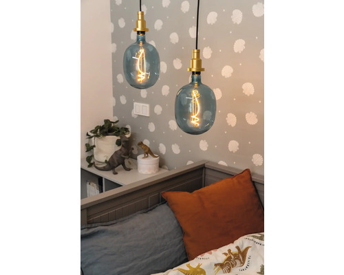 Zwei Glühlampen in einem Kinderzimmer mit Dinosaurierthema.