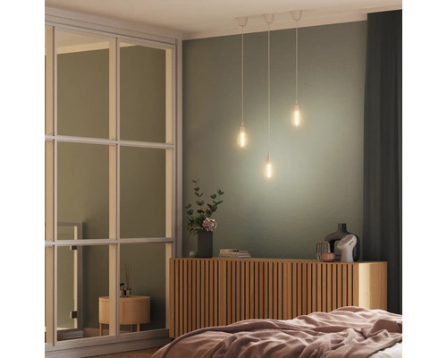 Schlafzimmer mit Kommode, Dekoration und drei Pendelleuchten