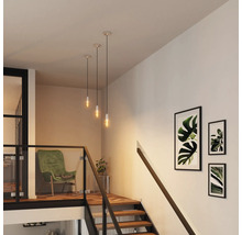 Szene eines Innenraums mit Treppe, Dekoration und Pendelleuchten