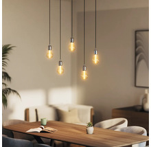 Esszimmer mit Esstisch und fünfstrahliger Pendelleuchte mit Glühbirnen