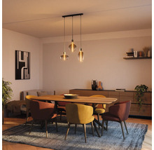 Salle à manger avec table à manger, chaises et suspension à trois lampes