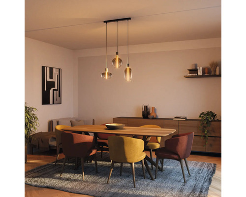 Salle à manger avec table à manger, chaises et suspension à trois lampes