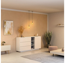 Salon avec commode, suspensions et décorations