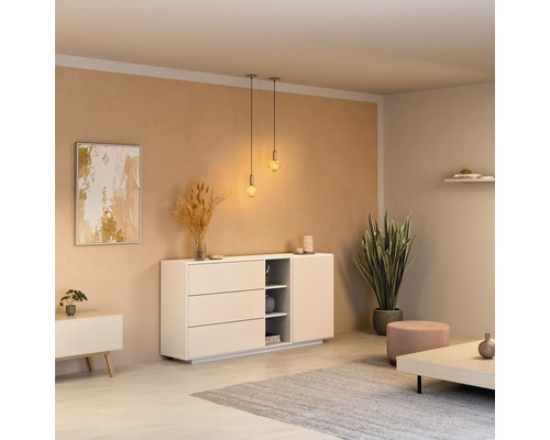 Salon avec commode, suspensions et décorations