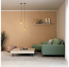 Wohnzimmer mit Sofa, Couchtisch, Pendelleuchten und Wanddekoration