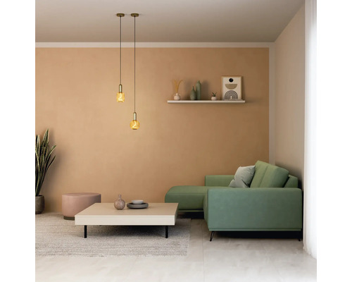 Wohnzimmer mit Sofa, Couchtisch, Pendelleuchten und Wanddekoration