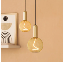 Zwei goldfarbene Hängeleuchten mit Glühbirnen in einem Raum