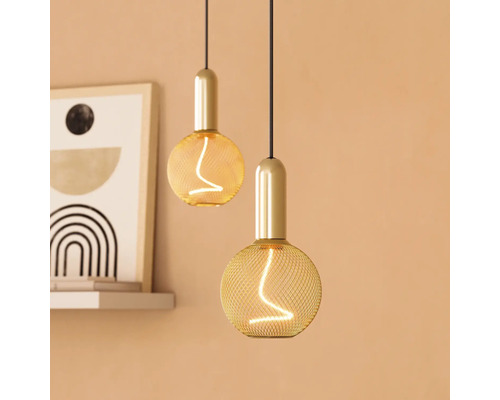 Zwei goldfarbene Hängeleuchten mit Glühbirnen in einem Raum