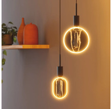 Zwei dekorative Lampen mit Glühfäden hängen von der Decke