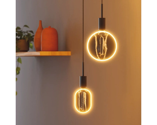 Zwei dekorative Lampen mit Glühfäden hängen von der Decke