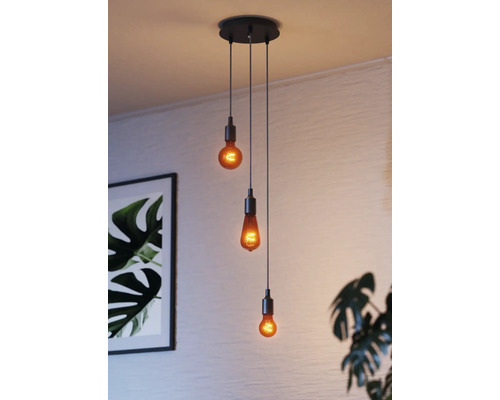 Pendelleuchte mit drei Glühbirnen im Interieur